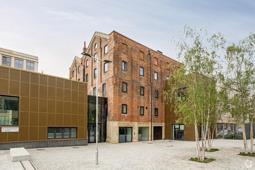 Sugar House Ln, Londres à louer - Photo principale – Image 1 sur 9