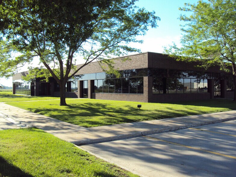 4250 114th St, Urbandale, IA à louer - Photo de l’immeuble – Image 2 sur 2