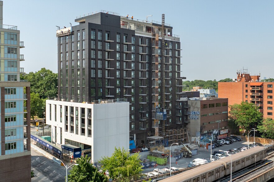 1662-1668 Bloor St W, Toronto, ON à louer - Photo de la construction – Image 3 sur 3