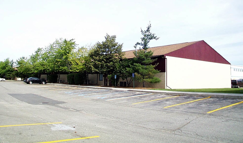 1042 Benstein Rd, Walled Lake, MI à louer - Photo de l’immeuble – Image 2 sur 5