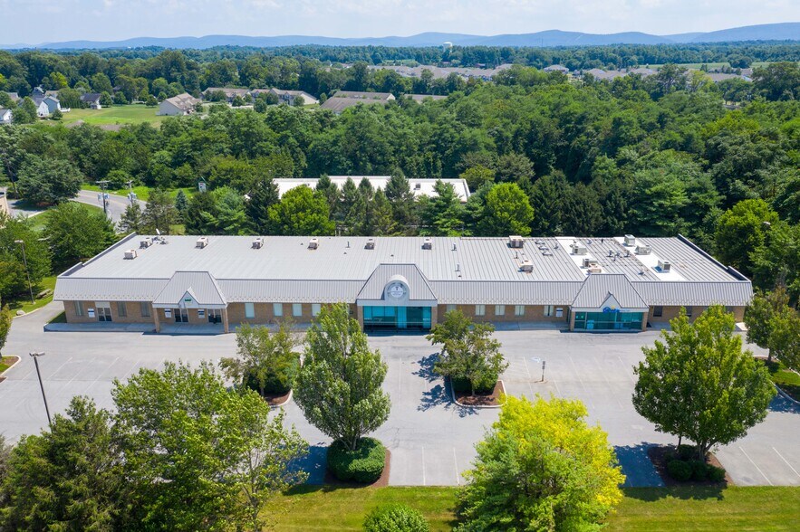 419 Village Dr, Carlisle, PA à vendre - Photo de l’immeuble – Image 3 sur 3