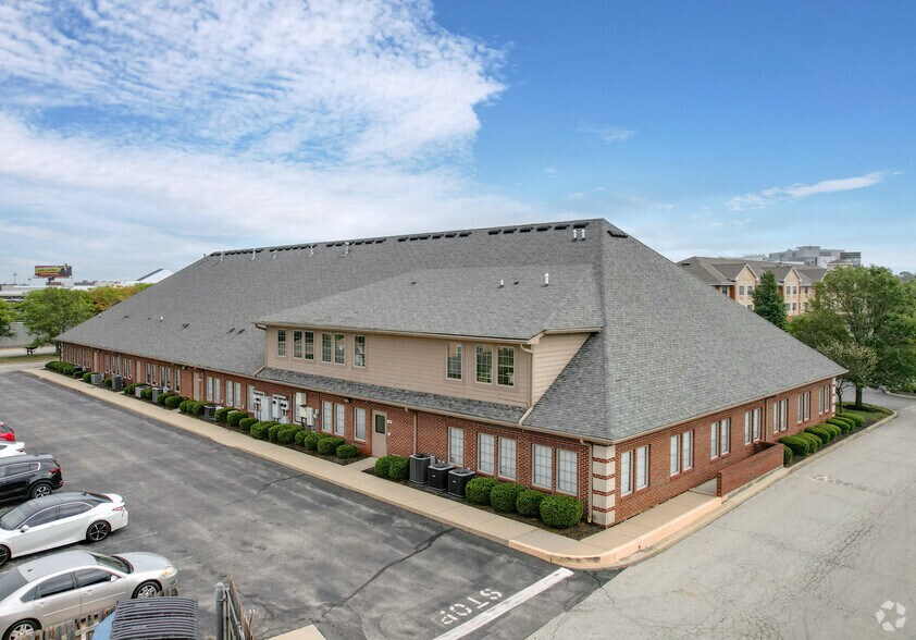 7950 N Shadeland Ave, Indianapolis, IN à louer - Photo de l’immeuble – Image 2 sur 4
