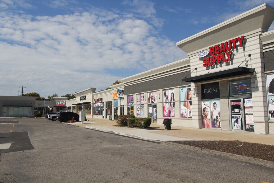 1539-1635 E 8 Mile Rd, Hazel Park, MI à louer - Photo de l’immeuble – Image 1 sur 8