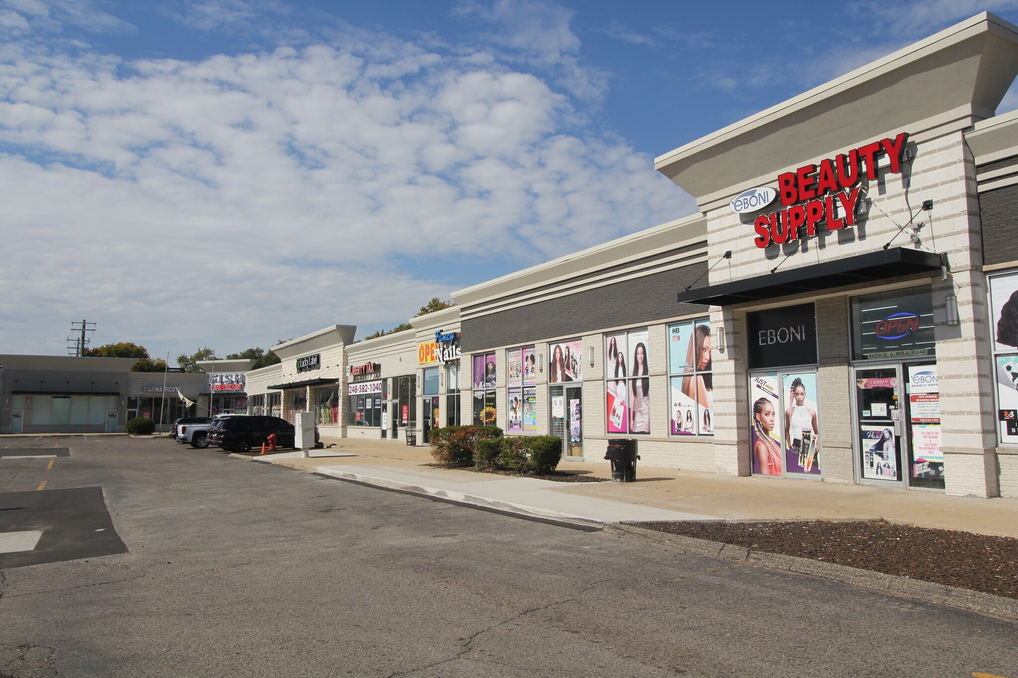 1539-1635 E 8 Mile Rd, Hazel Park, MI à louer Photo de l’immeuble– Image 1 sur 9
