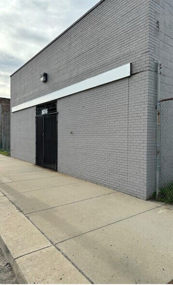 126 W 7 Mile Rd, Detroit, MI à vendre - Photo de l’immeuble – Image 2 sur 9