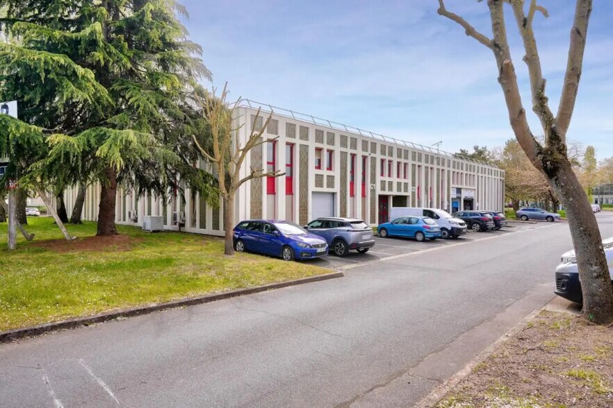 Local d’activités dans Éragny à louer - Photo de l’immeuble – Image 2 sur 16