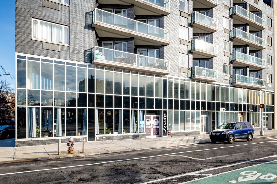 8105 Queens Blvd, Elmhurst, NY à louer - Photo de l’immeuble – Image 2 sur 6