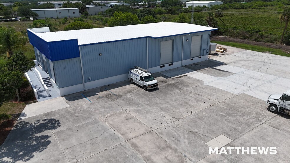 7332 Commercial Cir, Fort Pierce, FL à louer - Photo de l’immeuble – Image 3 sur 5