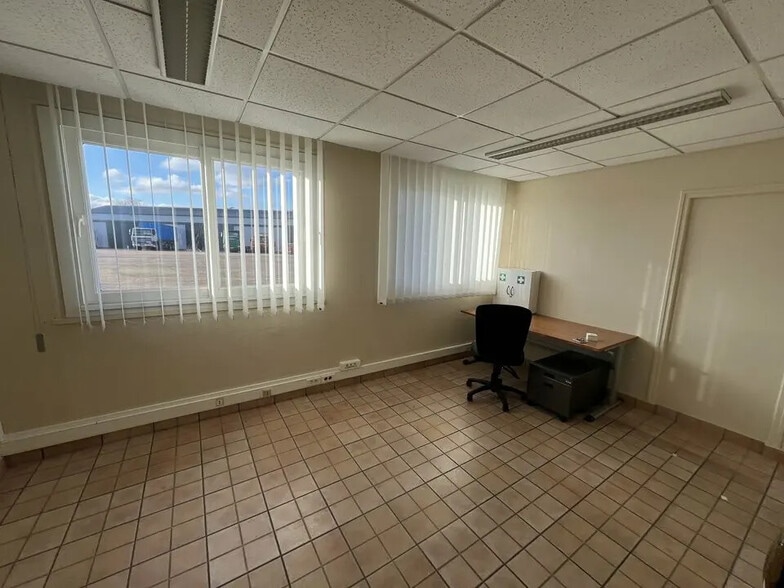 Local d'activités dans Tancarville à vendre - Photo de l’immeuble – Image 3 sur 9