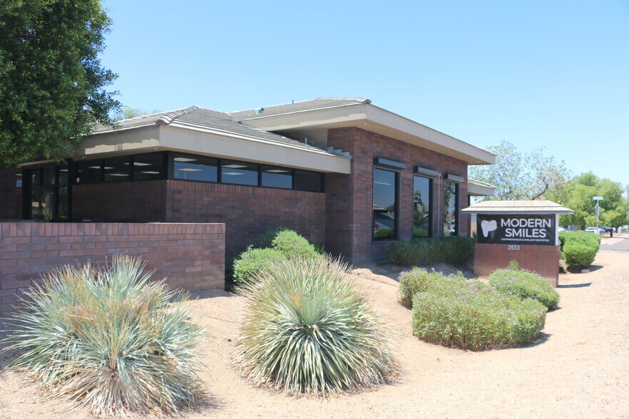 2933 W Cactus Rd, Phoenix, AZ à vendre - Photo principale – Image 1 sur 15