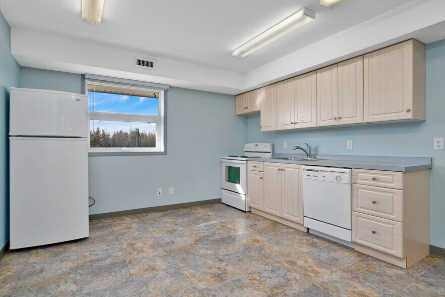 4120 45A St, Rocky Mountain House, AB à louer - Photo de l’immeuble – Image 2 sur 4