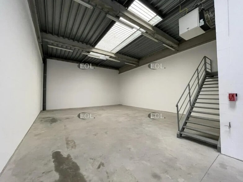 4 Rue Leonard De Vinci, Chambly à louer - Photo de l’immeuble – Image 2 sur 5
