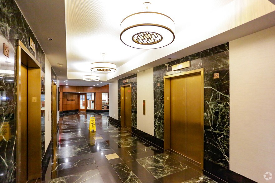 39533 Woodward Ave, Bloomfield Hills, MI à louer - Hall d’entrée – Image 2 sur 8