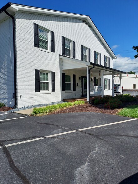 110 Hepler St, Kernersville, NC à louer - Photo de l’immeuble – Image 2 sur 2