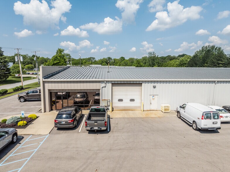 15535 Stony Creek Way, Noblesville, IN à louer - Photo de l’immeuble – Image 3 sur 7