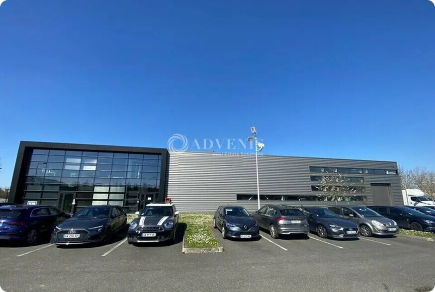 Local d’activités dans Élancourt à louer - Photo de l’immeuble – Image 1 sur 2