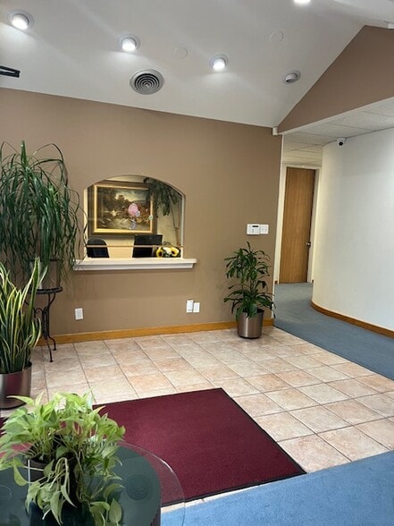 9876 Plano Rd, Dallas, TX à vendre - Hall d’entrée – Image 2 sur 16