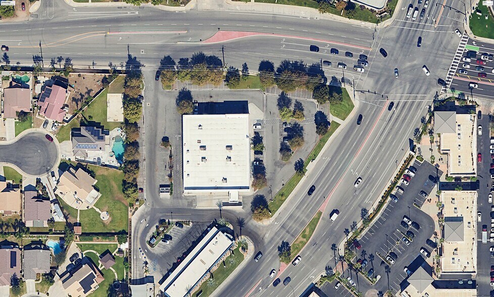 1107 Calloway Dr, Bakersfield, CA à louer - Photo de l’immeuble – Image 2 sur 2