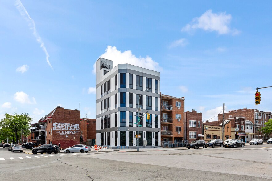 11072 Corona Ave, Flushing, NY à louer - Photo de l’immeuble – Image 3 sur 4