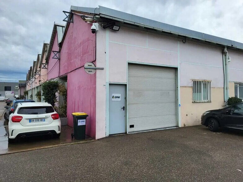 Bureau dans Vénissieux à louer - Photo de l’immeuble – Image 1 sur 4