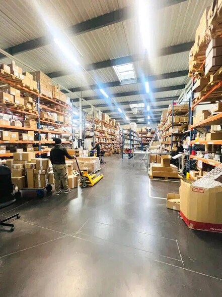 Local d’activités dans Élancourt à louer - Photo de l’immeuble – Image 2 sur 8