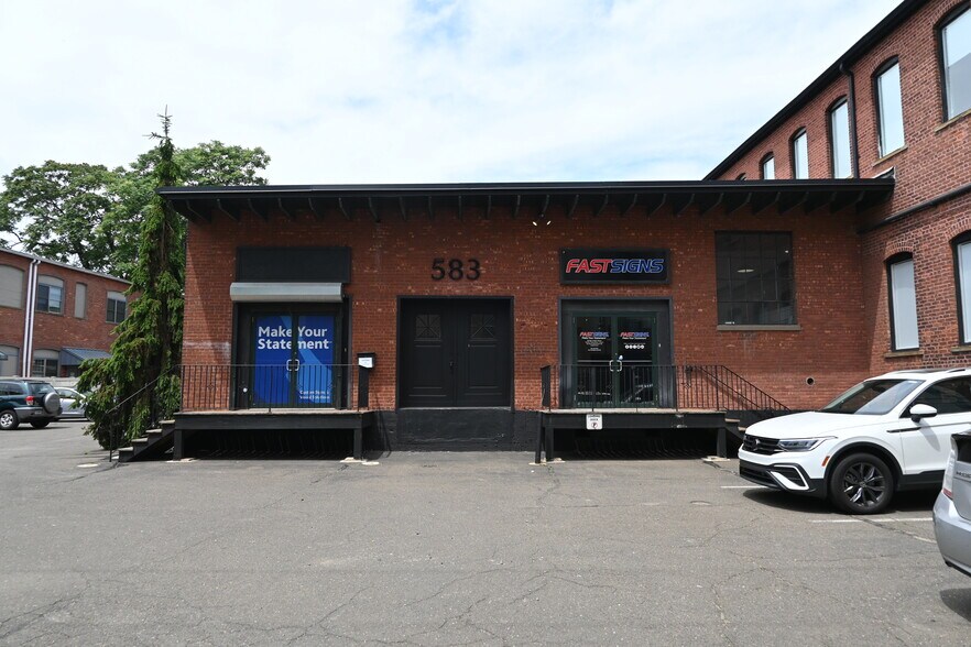 583 Pacific St, Stamford, CT à louer - Photo de l’immeuble – Image 2 sur 36