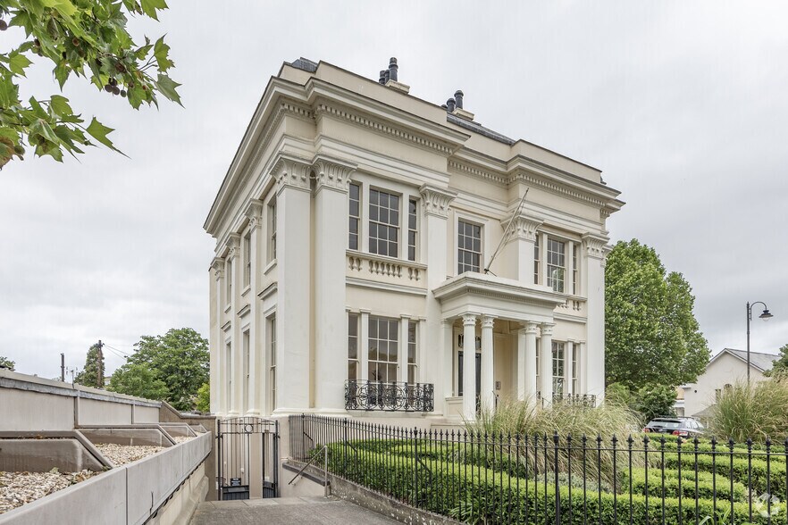 Montpellier St, Cheltenham à louer - Photo principale – Image 1 sur 3