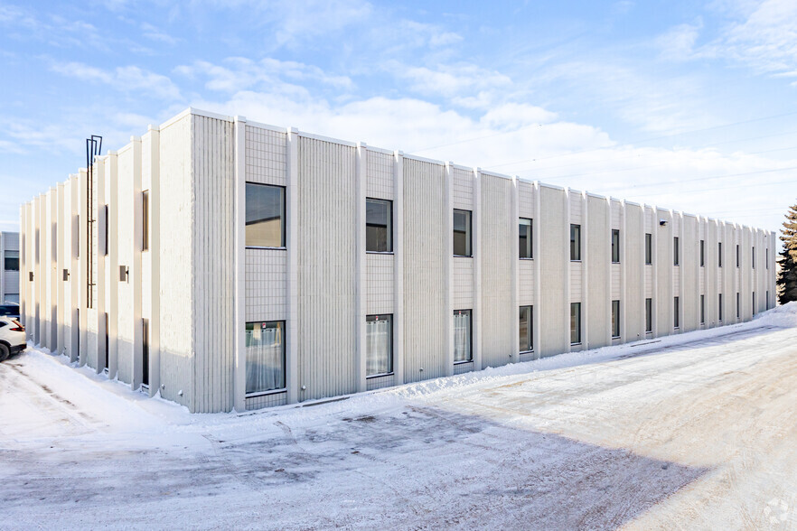 17707 105th Ave NW, Edmonton, AB à louer - Photo de l’immeuble – Image 2 sur 3