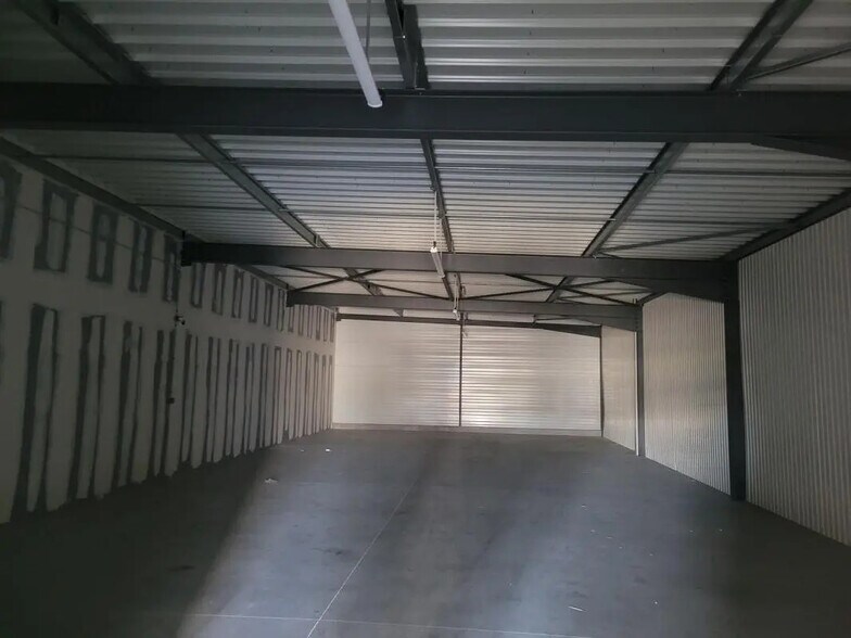 Local commercial dans Baud à louer - Photo intérieure – Image 2 sur 4