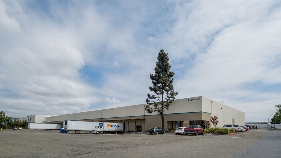 2446-2476 Verna Ct, San Leandro, CA à louer - Photo de l’immeuble – Image 3 sur 10