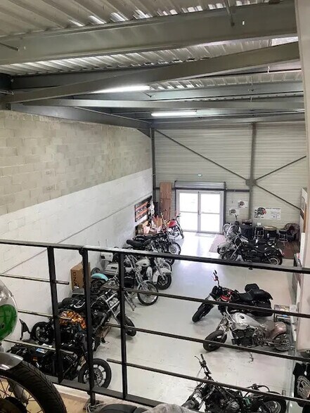 Local d’activités dans Entraigues-sur-la-Sorgue à louer - Photo de l’immeuble – Image 3 sur 4