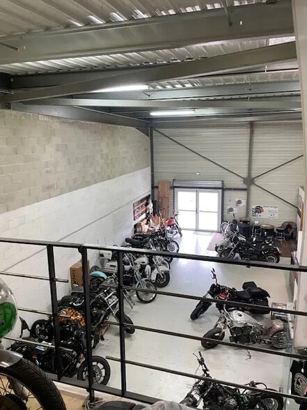 Local d’activités dans Entraigues-sur-la-Sorgue à louer - Photo intérieure – Image 3 sur 4