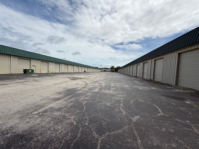 6941 W Old Nasa Blvd, Melbourne, FL à louer - Photo de l’immeuble – Image 3 sur 4