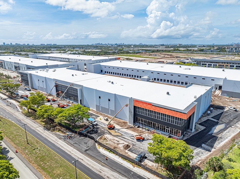 311 Racetrack Loop, Pompano Beach, FL à louer Photo de l’immeuble– Image 1 sur 107