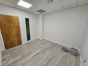 12550 Biscayne Blvd, North Miami, FL à louer Photo intérieure– Image 2 sur 3