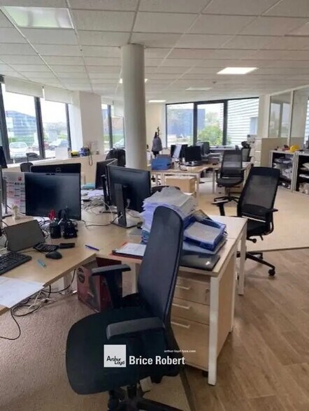 Local d’activités dans Genas à louer - Photo de l’immeuble – Image 3 sur 9