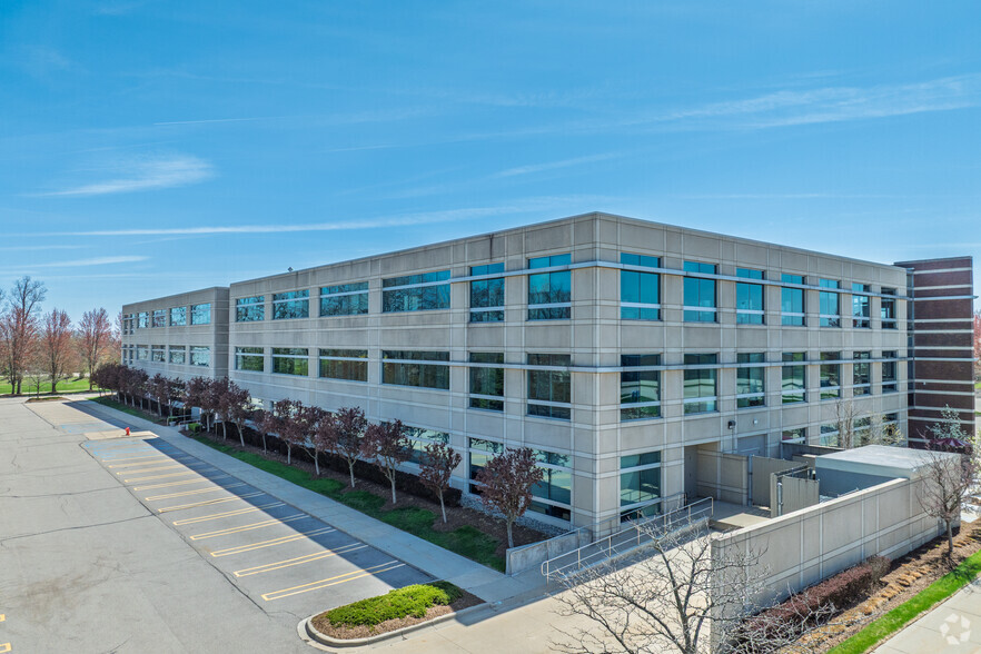 900 N Squirrel Rd, Auburn Hills, MI à louer - Photo de l’immeuble – Image 3 sur 5