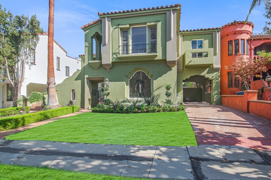 1074 S Genesee Ave, Los Angeles, CA à vendre - Photo de l’immeuble – Image 2 sur 39