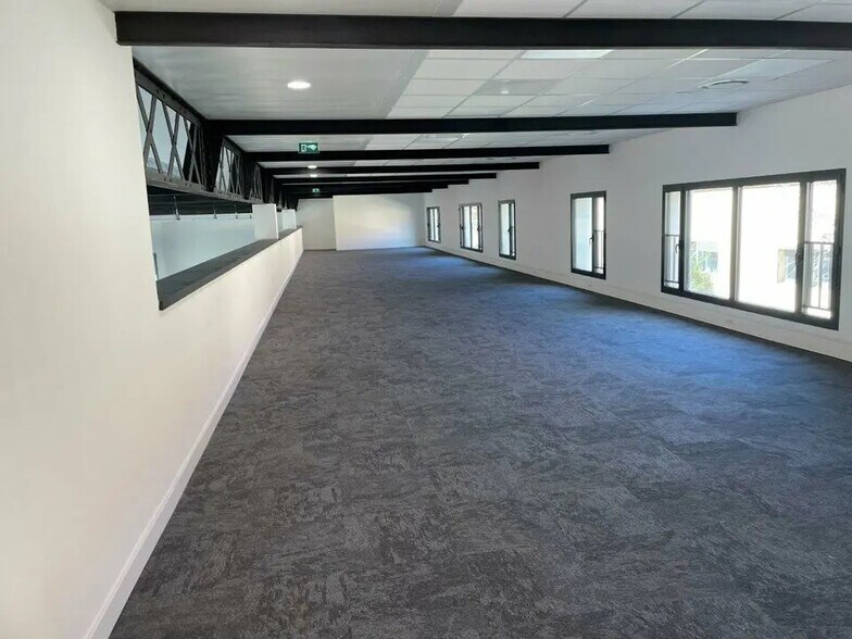 Bureau dans Vénissieux à louer - Photo de l’immeuble – Image 2 sur 12