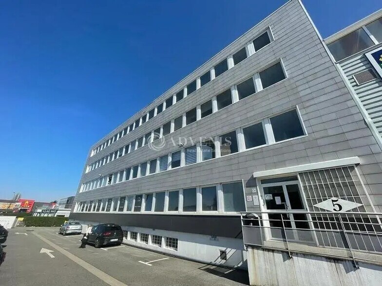 5 Rue Des Frères Lumière, Plaisir à louer - Photo de l’immeuble – Image 1 sur 10