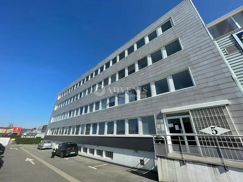 5 Rue Des Frères Lumière, Plaisir à louer Photo de l’immeuble– Image 1 sur 11