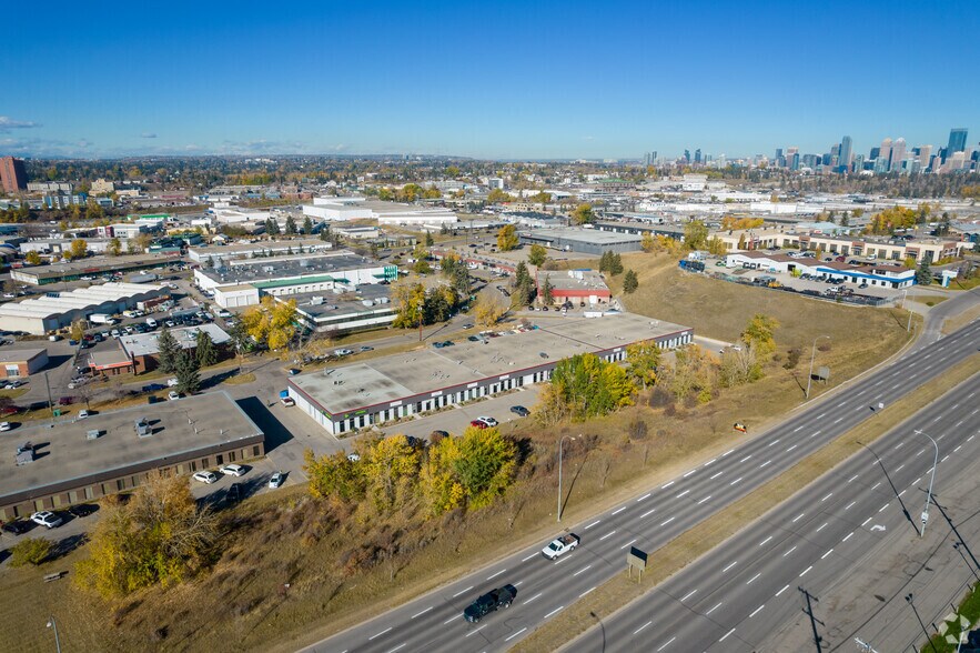 4532-4542 Manilla Rd SE, Calgary, AB à louer - Aérien – Image 2 sur 12