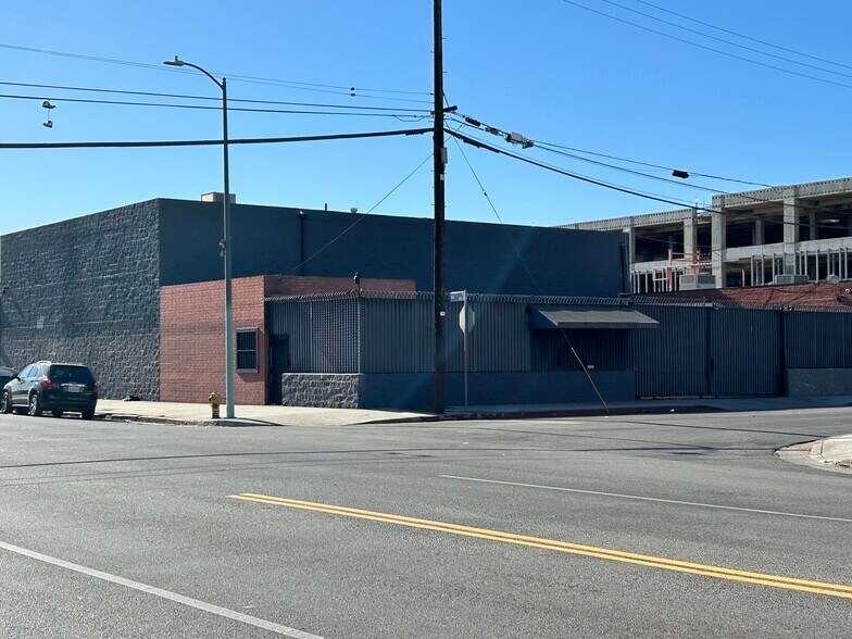 220 W 21st St, Los Angeles, CA à louer - Photo de l’immeuble – Image 1 sur 10
