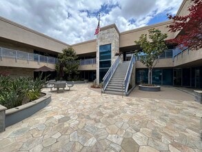 600 N Tustin Ave, Santa Ana, CA à louer Photo de l’immeuble– Image 1 sur 6