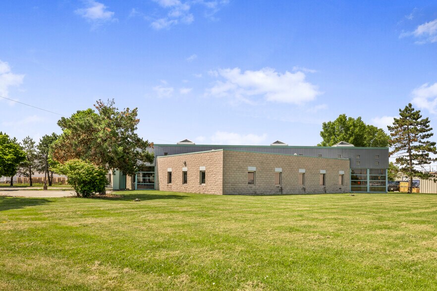 3405 Rhodes Dr, Windsor, ON à louer - Photo de l’immeuble – Image 2 sur 34