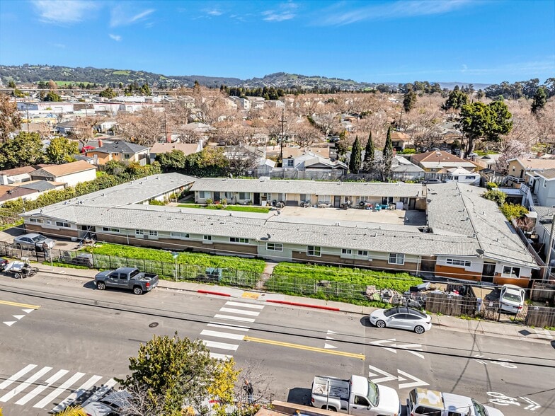 548 105th Ave, Oakland, CA à vendre - Photo de l’immeuble – Image 2 sur 9