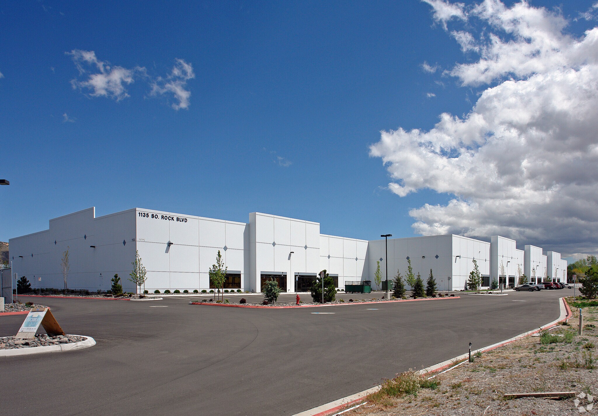 1135 S Rock Blvd, Reno, NV à louer Photo de l’immeuble– Image 1 sur 2