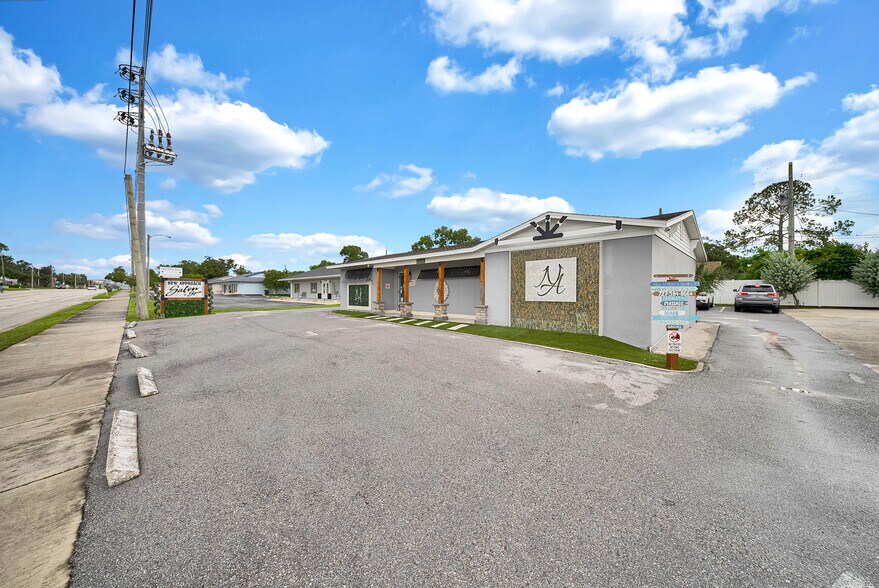 2130 W Bay Dr, Largo, FL à vendre - Photo de l’immeuble – Image 2 sur 21