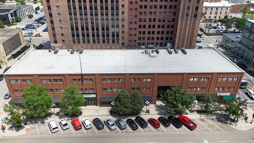 205 N Main St, Bloomington, IL à louer - Photo de l’immeuble – Image 3 sur 9