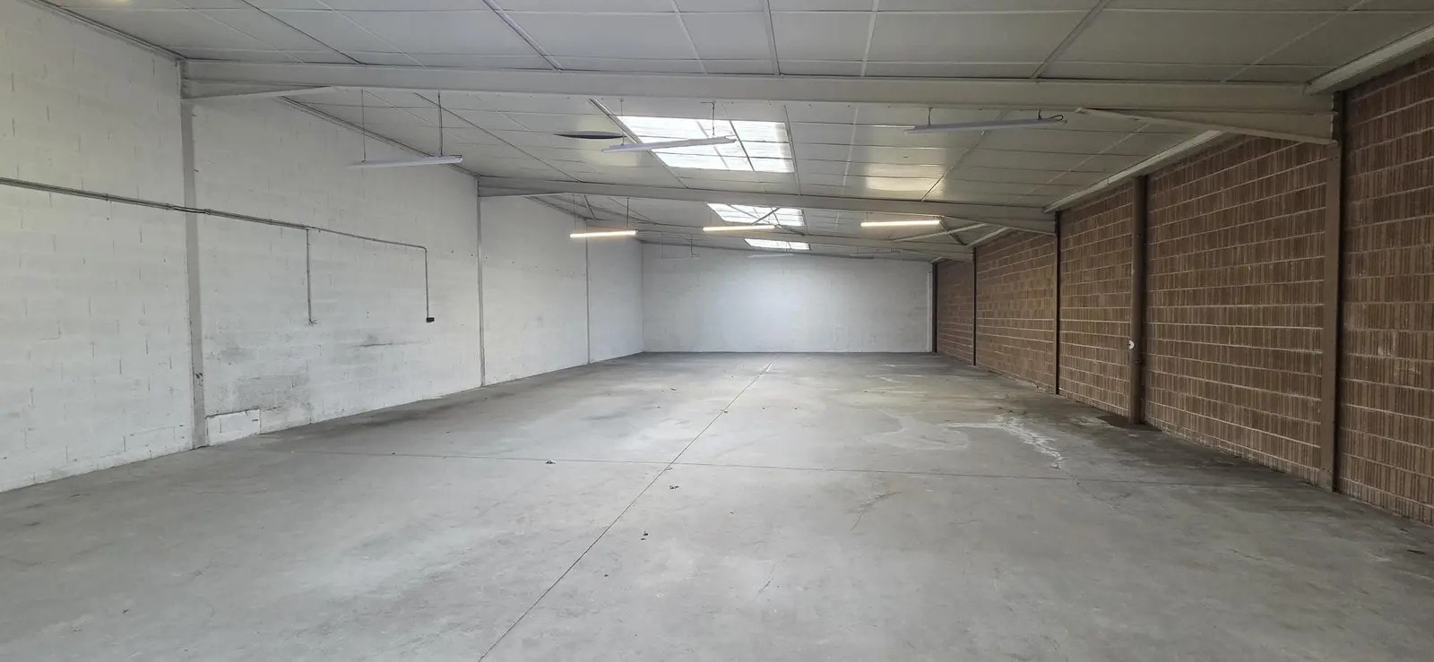 Industriel/Logistique dans SAINT-BARTHELEMY-D'ANJOU à louer Photo de l’immeuble– Image 1 sur 4